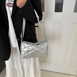 Sac à bandoulière matelassé argenté pour femme avec sangle réglable et fini métal