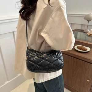 Sac à bandoulière matelassé noir tendance en nylon avec fermeture éclair dorée chic