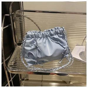 Détails de sac seau plissé bleu clair avec bandoulière chaîne et nœuds décoratifs