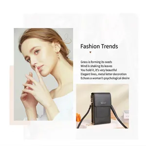 Détails de la pochette téléphone en cuir noir avec zips dorés et bandoulière fine