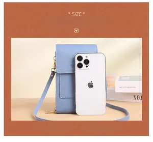 Détail de la pochette de téléphone en cuir bleu clair avec fermeture éclair et rangement