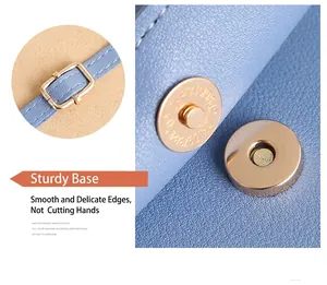 Gros plan du fermoir magnétique doré et de la boucle sur un sac en cuir bleu