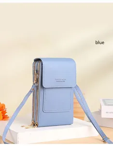 Détail du sac de téléphone tactile bleu clair avec trois compartiments zippés et rabat