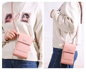 Détail du petit sac tactile rose avec logo Forever Better et poche zippée latérale