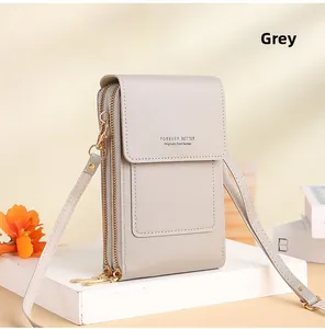 Gros plan sur le sac de téléphone gris avec écran tactile et logo Forever Better