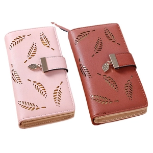 Portefeuille long pour femme avec motif feuilles découpées et pendentif en rose et rouge