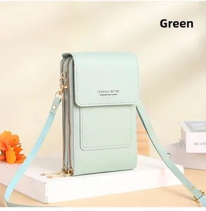 Détail du sac de téléphone en cuir vert menthe avec fermetures éclair et compartiments