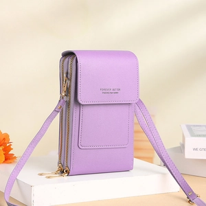 Détail de sac de téléphone violet en cuir PU tactile avec fermetures dorées et lettrage