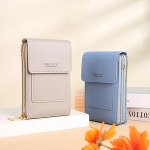 Vue détaillée des compartiments à double zip et du similicuir texturé de ce petit sac