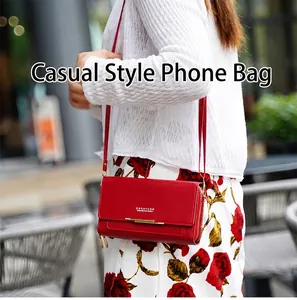 Primer plano de un bolso bandolera rojo para móvil con barra metálica y correa ajustable