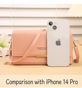 Bolso bandolera rosa para móvil con adornos dorados comparado con el tamaño de un iPhone