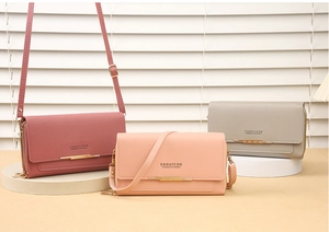 Vue détaillée du sac bandoulière multifonction pour femme en similicuir rose et gris