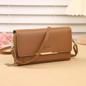 Détail du portefeuille marron en cuir PU grainé avec boucle dorée et fermeture à glissière