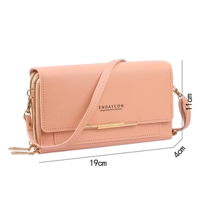 Détail portefeuille rose pour femme montrant la longueur 19cm et texture litchi