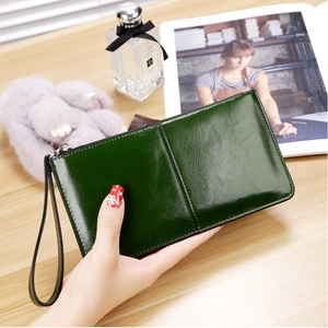 Portafoglio lungo verde scuro in pelle cerata con cinturino da polso e zip in metallo