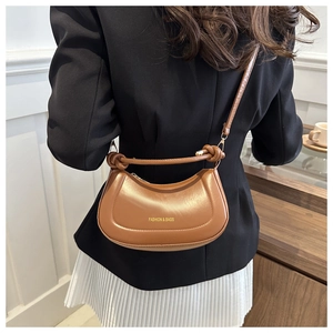 Vue détaillée du sac bandoulière en cuir marron avec bandoulière nouée et logo imprimé