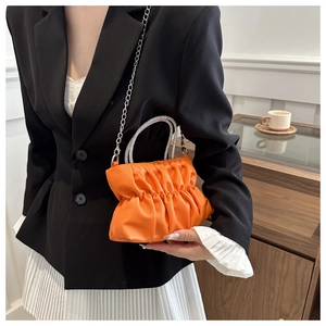 Sac nuage plissé orange chic avec poignée en diamant et fine bandoulière chaîne