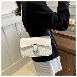 Détail du sac à bandoulière blanc plissé en similicuir avec boucle métallique argentée