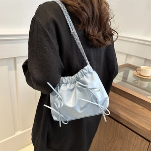 Sac seau bleu clair plissé avec nœuds et bandoulière chaîne tressée pour femmes