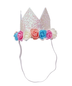 Detail einer rosa Pailletten-Geburtstagskrone mit Blumenbesatz und Gummiband