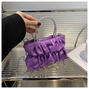 Détail du sac froissé violet avec poignée en anneau argenté orné de strass