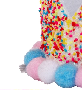 Detailaufnahme der Geburtstagskrone für Kinder mit bunten Pailletten und Pompons