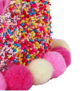 Detailaufnahme eines rosa Pailletten-Partyhuts mit bunten Perlen und Bommel-Borte