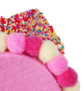 Makro-Detail der rosa Geburtstagskrone aus Filz mit bunten Pompons und Streuseln