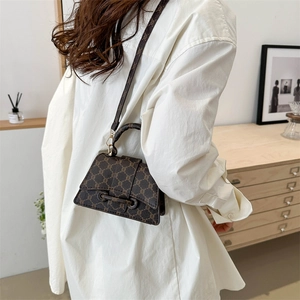 Borsa a mano vintage marrone con monogramma e tracolla rimovibile per uno stile casual