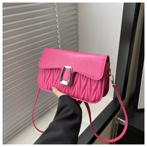 Détail du sac bandoulière en cuir rose avec texture plissée et boucle en métal argent