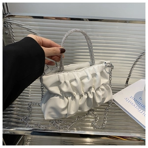 Détail du sac nuage plissé blanc avec poignée en strass étincelants et chaîne argentée