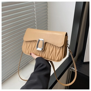 Détail du sac bandoulière en similicuir camel avec gaufrage plissé et boucle argentée