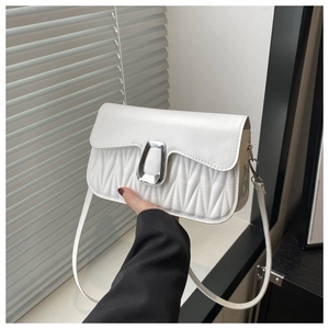 Détail du sac bandoulière blanc avec texture plissée et boucle métallique en forme de U