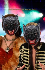 Detail van half wolfmasker voor Halloween met kunstbonttextuur en scherpe tanden