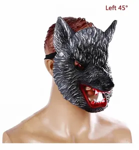 Detailaanzicht van een realistisch grijs wolvenmasker met rode ogen en hoektanden