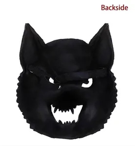 Detail van de achterkant van het zwarte wolfmasker met elastische band en harige textuur