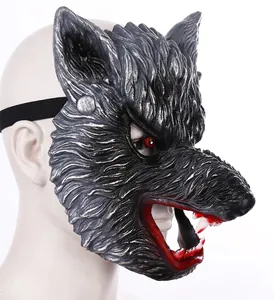 Detailweergave van eng wolfsmasker met grijze vachttextuur en scherpe tanden voor Halloween