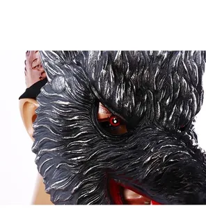 Detailopname wolfmasker met vrij zicht en realistische grijze vachtstructuur
