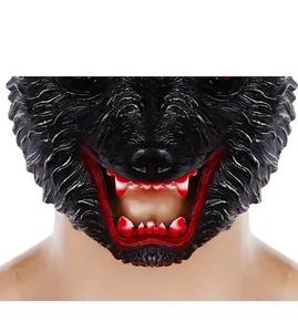 Detailopname van een weerwolfmasker met scherpe hoektanden en gesimuleerde bonttextuur