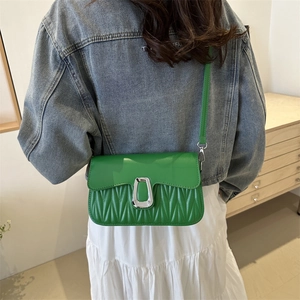 Sac à bandoulière vert vif tendance avec boucle argentée et finition en cuir matelassé