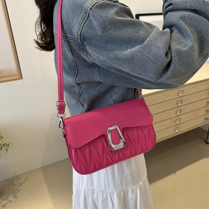 Sac bandoulière rose fuchsia tendance avec texture en V et fermoir métallique argenté