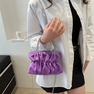 Sac nuage plissé violet avec poignée en strass et chaîne argentée porté par un modèle