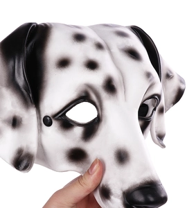 Détail du masque de dalmatien montrant des taches noires et une sangle élastique