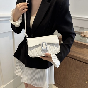 Sac à bandoulière matelassé blanc chic pour femme avec fermoir en métal argenté et sangle