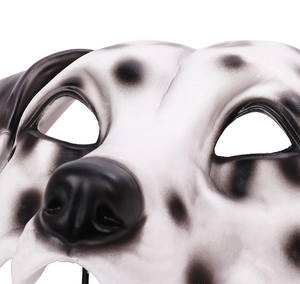 Détail d'un masque de dalmatien montrant les taches noires et le nez 3D pour déguisement