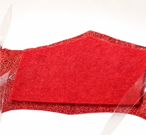 Detail von rotem Glitzerstoff und Filzmaterial an Drachenflügel-Kostüm für Cosplay