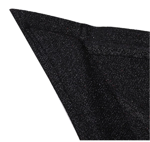 Detailaufnahme der schwarzen Glitzer-Drachenflügelspitze mit funkelnder Stoffstruktur