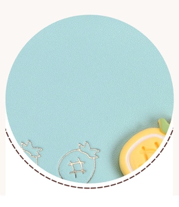 Vista detallada de cartera de cuero PU azul claro con motivo de fruta dorada y colgante amarillo.