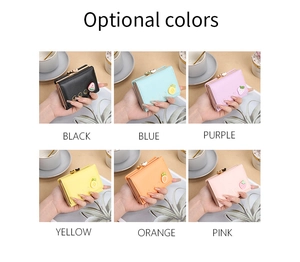 Monedero plegable de PU lindo con dijes de frutas para mujeres, vista detallada colorida.