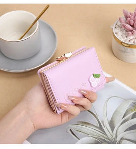 Bonita cartera corta plegable de piel PU morada con cierre de beso y dije de fresa.